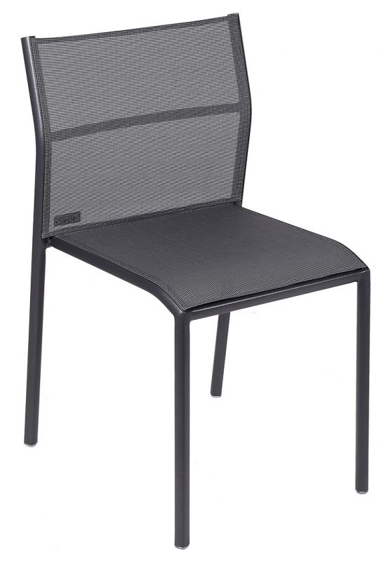 Cadiz Stuhl von Fermob: Moderner Outdoor Stuhl mit schwarzem, durchbrochenem Design für Garten und Terrasse.